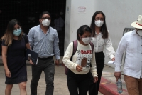 Viernes 24 de julio del 2020. Tuxtla Gutiérrez. Juanita, la madre del niño secuestrado en la ciudad de San Cristóbal de las Casas intenta acercarse a las autoridades chiapanecas este medio día en la capital de este estado del sureste de México.
