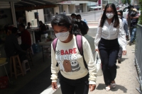 Viernes 24 de julio del 2020. Tuxtla Gutiérrez. Juanita, la madre del niño secuestrado en la ciudad de San Cristóbal de las Casas intenta acercarse a las autoridades chiapanecas este medio día en la capital de este estado del sureste de México.