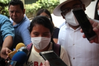 Viernes 24 de julio del 2020. Tuxtla Gutiérrez. Juanita, la madre del niño secuestrado en la ciudad de San Cristóbal de las Casas intenta acercarse a las autoridades chiapanecas este medio día en la capital de este estado del sureste de México.