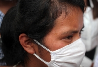 Viernes 24 de julio del 2020. Tuxtla Gutiérrez. Juanita, la madre del niño secuestrado en la ciudad de San Cristóbal de las Casas intenta acercarse a las autoridades chiapanecas este medio día en la capital de este estado del sureste de México.