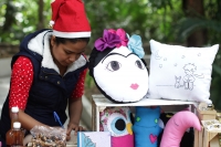 Domingo 16 de diciembre del 2018. Tuxtla Gutiérrez. Los motivos navideños inundan los mercados culturales dominicales en la capital del estado de Chiapas.