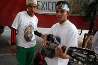 Jueves 11 de diciembre del 2014. Tuxtla Gutiérrez. Cientos de peregrinos descansan esta noche en el Parque de la Marimba para esperar la madrugada del día guadalupano para continuar recorriendo las ermitas ubicadas en el valle de la depresión central del 