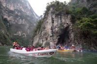 Viernes 12 de diciembre del 2014. Chiapa de Corzo, Los prestadores de servicios turÃsticos de las cooperativas de lancheros del Cañón del Sumidero realizan esta mañana su peregrinación hacia la Cueva de Colores dentro de este Parque Nacional en donde colo Viernes 12 de diciembre del 2014. Chiapa de Corzo, Los prestadores de servicios turÃsticos de las cooperativas de lancheros del Cañón del Sumidero realizan esta mañana su peregrinación hacia la Cueva de Colores dentro de este Parque Nacional en donde colo