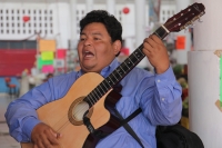 Sábado 2 de diciembre del 2017. Tuxtla Gutiérrez. Nuestros artistas callejeros rcorren los mercados y parques de la ciudad regalando a los curiosos la musicalidad que caracteriza a la provincia del sureste de México