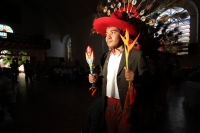 Jueves 16 de agosto del 2012. Tuxtla Gutiérrez, Chiapas. Danzantes de la Etnia Zoque realizan La Danza de Nuestro Padre Roque este medio día en la Iglesia de San Roque donde se celebran las fiestas patronales de uno de los barrios más antiguos de la ciuda