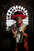 Jueves 16 de agosto del 2012. Tuxtla Gutiérrez, Chiapas. Danzantes de la Etnia Zoque realizan La Danza de Nuestro Padre Roque este medio día en la Iglesia de San Roque donde se celebran las fiestas patronales de uno de los barrios más antiguos de la ciuda