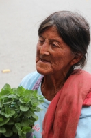 Miércoles 24 de mayo del 2017. Tuxtla Gutiérrez. Una bella anciana nos ofrece las bondades de la herbolaria chiapaneca en las cercanías del Hospital Regional