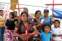 Lunes 13 de junio. Familias de la comunidad Las Margaritas ubicada en la zona fronteriza del estado de Chiapas, inician una huelga de hambre en las afueras del penal El Amate en Cintalapa para exigir que se ejerza la acción penal en contra del ex gobernad