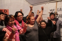 Domingo 22 de marzo del 2015. San Cristóbal de las Casas. Luis Margaret Castillo Mora en huelga de hambre en el atrio de la catedral de San Cristóbal recibe la visita de Darwin Petate esta noche.