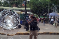 Martes 27 de noviembre del 2018. Tuxtla Gutiérrez. Los rastros de la batalla entre la policí­a y  las organizaciones que protestaron durante el informe de Gobierno de Manuel Velazco Coello.