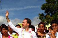 Foto/ Alf durante. Lunes  7 de noviembre. El senador Velazco en Pueblo Nuevo.