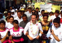 Foto/ Alf durante. Lunes  7 de noviembre. El senador Velazco en Pueblo Nuevo.