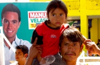 Foto/ Alf durante. Lunes  7 de noviembre. El senador Velazco en Pueblo Nuevo.