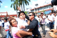 Foto: Rafael Victorio. Sacan a joven de evento del Güero Velazco.