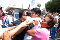 Foto: Rafael Victorio. Sacan a joven de evento del Güero Velazco.