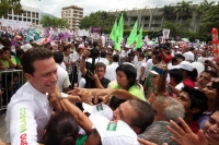 Lunes 25 de junio del 2012. Tuxtla Gutiérrez, Chiapas. Manuel El huero Velazco y Enrique Peña Nieto cierran campaña este medio día en la plaza central de esta ciudad.