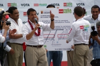 Lunes 25 de junio del 2012. Tuxtla Gutiérrez, Chiapas. Manuel El huero Velazco y Enrique Peña Nieto cierran campaña este medio día en la plaza central de esta ciudad.