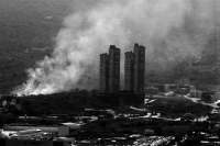 Viernes 22 de diciembre del 2017. Tuxtla Gutiérrez. Un fuerte incendio en la meseta del Cerro Mactumatza  provoca el humo que cubre la parte poniente sur de Tuxtla