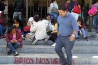Miércoles 6de marzo del 2019. Tuxtla Gutiérrez. Maestros idóneos esperan repuesta para la solución de sus pagos atrasados en la entrada del edificio del gobierno chiapaneco.