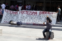Miércoles 6de marzo del 2019. Tuxtla Gutiérrez. Maestros idóneos esperan repuesta para la solución de sus pagos atrasados en la entrada del edificio del gobierno chiapaneco.