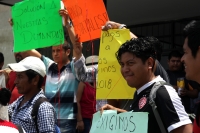 Jueves 4 de abril del 2019. Tuxtla Gutiérrez. Maestros Idóneos esperan los pagos atrasados protestando entre la Secretaria de Educación de Chiapas y el edificio del Gobierno Estatal.
