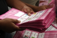 Miércoles 4 de julio del 2012.Tuxtla Gutiérrez, Chiapas. Las actividades del IEPC-Chiapas continúan esta mañana cuando un grupo de personas de Mazatán esperan afuera de estas instalaciones mientras se lleva a cabo el cotejo, escrutinio y conteo de votos d Miércoles 4 de julio del 2012.Tuxtla Gutiérrez, Chiapas. Las actividades del IEPC-Chiapas continúan esta mañana cuando un grupo de personas de Mazatán esperan afuera de estas instalaciones mientras se lleva a cabo el cotejo, escrutinio y conteo de votos d