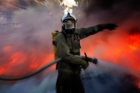 Domingo 31 de enero del 2016. Tuxtla Gutiérrez. Elementos del cuerpo de Bomberos de la capital del estado de Chiapas intentan controlar un fuerte incendio en provocado en un taller mecánico en el sur de esta ciudad del sureste de México. Domingo 31 de enero del 2016. Tuxtla Gutiérrez. Elementos del cuerpo de Bomberos de la capital del estado de Chiapas intentan controlar un fuerte incendio en provocado en un taller mecánico en el sur de esta ciudad del sureste de México.