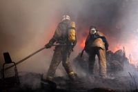 Domingo 31 de enero del 2016. Tuxtla Gutiérrez. Elementos del cuerpo de Bomberos de la capital del estado de Chiapas intentan controlar un fuerte incendio en provocado en un taller mecánico en el sur de esta ciudad del sureste de México.