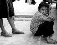 Foto: Alf Durante. Mujer Chol. Tila, Chiapas. Una mujer indígena espera en una de las calles que conducen a la plaza central de Tila, comunidad Chol de Chiapas