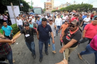 Sábado 7 de enero del 2017. Tuxtla Gutiérrez. El elemento de la PGJE-Chiapas identificado con dos cargadores de balas durante la macha en contra del gasolinazo este medio día.