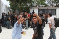 Domingo 12 de junio. Agentes de la PFP logran rescatar a 213 migrantes centro y sudamericanos que viajaban en la parte posterior de un tracto camión el cual fue asegurado en el kilometro 134 de la carretera Ocoscuautla-Las Choapas esta madrugada. Los migr