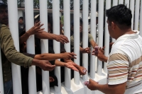 Domingo 12 de junio. Agentes de la PFP logran rescatar a 213 migrantes centro y sudamericanos que viajaban en la parte posterior de un tracto camión el cual fue asegurado en el kilometro 134 de la carretera Ocoscuautla-Las Choapas esta madrugada. Los migr