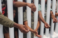 Domingo 12 de junio. Agentes de la PFP logran rescatar a 213 migrantes centro y sudamericanos que viajaban en la parte posterior de un tracto camión el cual fue asegurado en el kilometro 134 de la carretera Ocoscuautla-Las Choapas esta madrugada. Los migr Domingo 12 de junio. Agentes de la PFP logran rescatar a 213 migrantes centro y sudamericanos que viajaban en la parte posterior de un tracto camión el cual fue asegurado en el kilometro 134 de la carretera Ocoscuautla-Las Choapas esta madrugada. Los migr