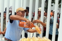 Domingo 12 de junio. Agentes de la PFP logran rescatar a 213 migrantes centro y sudamericanos que viajaban en la parte posterior de un tracto camión el cual fue asegurado en el kilometro 134 de la carretera Ocoscuautla-Las Choapas esta madrugada. Los migr