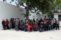 Domingo 12 de junio. Agentes de la PFP logran rescatar a 213 migrantes centro y sudamericanos que viajaban en la parte posterior de un tracto camión el cual fue asegurado en el kilometro 134 de la carretera Ocoscuautla-Las Choapas esta madrugada. Los migr Domingo 12 de junio. Agentes de la PFP logran rescatar a 213 migrantes centro y sudamericanos que viajaban en la parte posterior de un tracto camión el cual fue asegurado en el kilometro 134 de la carretera Ocoscuautla-Las Choapas esta madrugada. Los migr