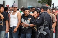 Domingo 12 de junio. Agentes de la PFP logran rescatar a 213 migrantes centro y sudamericanos que viajaban en la parte posterior de un tracto camión el cual fue asegurado en el kilometro 134 de la carretera Ocoscuautla-Las Choapas esta madrugada. Los migr