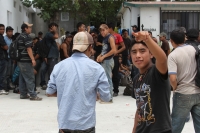 Domingo 12 de junio. Agentes de la PFP logran rescatar a 213 migrantes centro y sudamericanos que viajaban en la parte posterior de un tracto camión el cual fue asegurado en el kilometro 134 de la carretera Ocoscuautla-Las Choapas esta madrugada. Los migr
