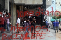Miércoles 3 de octubre del 2018. Tuxtla Gutiérrez. Los reflejos de las vidrieras del congreso chiapaneco después de la visita de las brigadas de maestros que se les adeuda el salario de varios años en Chiapas