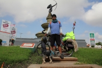 Jueves 6 de octubre del 2016. Tuxtla Gutiérrez. Alan Rodante acompañado de Tequis (TX), el perro rescatado en Tequequistengo, recorren en bicicleta la República Méxicana desde hace varios meses y están ahora en las carreteras chiapanecas entre Tuxtla Guti Jueves 6 de octubre del 2016. Tuxtla Gutiérrez. Alan Rodante acompañado de Tequis (TX), el perro rescatado en Tequequistengo, recorren en bicicleta la República Méxicana desde hace varios meses y están ahora en las carreteras chiapanecas entre Tuxtla Guti