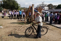 Martes 29 de diciembre del 2015. Chiapa de Corzo. Un grupo musical de la comunidad Ixtapa canta y baila alrededor de un árbol en un costado de la Plaza de Armas en el cual los curiosos afirman ver la imagen de una Virgen, la cual es adorada cada mañana po Martes 29 de diciembre del 2015. Chiapa de Corzo. Un grupo musical de la comunidad Ixtapa canta y baila alrededor de un árbol en un costado de la Plaza de Armas en el cual los curiosos afirman ver la imagen de una Virgen, la cual es adorada cada mañana po