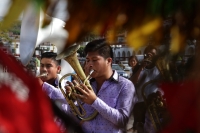 Martes 29 de diciembre del 2015. Chiapa de Corzo. Un grupo musical de la comunidad Ixtapa canta y baila alrededor de un árbol en un costado de la Plaza de Armas en el cual los curiosos afirman ver la imagen de una Virgen, la cual es adorada cada mañana po