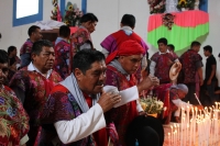 Lunes 13 de agosto del 2018. Ixtapa, Chiapas. Los indí­genas tsotsiles de Zinacantan recorren las montañas de la región de Los Altos para llegar a la comunidad Ixtapa llevando sobre los hombros las imágenes religiosas veneradas en sus fiestas patronale