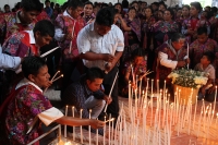 Lunes 13 de agosto del 2018. Ixtapa, Chiapas. Los indí­genas tsotsiles de Zinacantan recorren las montañas de la región de Los Altos para llegar a la comunidad Ixtapa llevando sobre los hombros las imágenes religiosas veneradas en sus fiestas patronale
