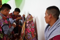 Lunes 13 de agosto del 2018. Ixtapa, Chiapas. Los indÃÂgenas tsotsiles de Zinacantan recorren las montañas de la región de Los Altos para llegar a la comunidad Ixtapa llevando sobre los hombros las imágenes religiosas veneradas en sus fiestas patronale Lunes 13 de agosto del 2018. Ixtapa, Chiapas. Los indÃÂgenas tsotsiles de Zinacantan recorren las montañas de la región de Los Altos para llegar a la comunidad Ixtapa llevando sobre los hombros las imágenes religiosas veneradas en sus fiestas patronale