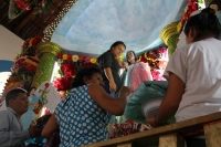 Lunes 13 de agosto del 2018. Ixtapa, Chiapas. Los indí­genas tsotsiles de Zinacantan recorren las montañas de la región de Los Altos para llegar a la comunidad Ixtapa llevando sobre los hombros las imágenes religiosas veneradas en sus fiestas patronale