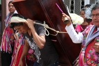 Lunes 13 de agosto del 2018. Ixtapa, Chiapas. Los indí­genas tsotsiles de Zinacantan recorren las montañas de la región de Los Altos para llegar a la comunidad Ixtapa llevando sobre los hombros las imágenes religiosas veneradas en sus fiestas patronale