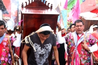 Lunes 13 de agosto del 2018. Ixtapa, Chiapas. Los indí­genas tsotsiles de Zinacantan recorren las montañas de la región de Los Altos para llegar a la comunidad Ixtapa llevando sobre los hombros las imágenes religiosas veneradas en sus fiestas patronale