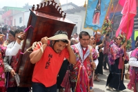 Lunes 13 de agosto del 2018. Ixtapa, Chiapas. Los indí­genas tsotsiles de Zinacantan recorren las montañas de la región de Los Altos para llegar a la comunidad Ixtapa llevando sobre los hombros las imágenes religiosas veneradas en sus fiestas patronale