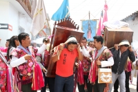 Lunes 13 de agosto del 2018. Ixtapa, Chiapas. Los indí­genas tsotsiles de Zinacantan recorren las montañas de la región de Los Altos para llegar a la comunidad Ixtapa llevando sobre los hombros las imágenes religiosas veneradas en sus fiestas patronale
