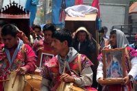 Lunes 13 de agosto del 2018. Ixtapa, Chiapas. Los indí­genas tsotsiles de Zinacantan recorren las montañas de la región de Los Altos para llegar a la comunidad Ixtapa llevando sobre los hombros las imágenes religiosas veneradas en sus fiestas patronale